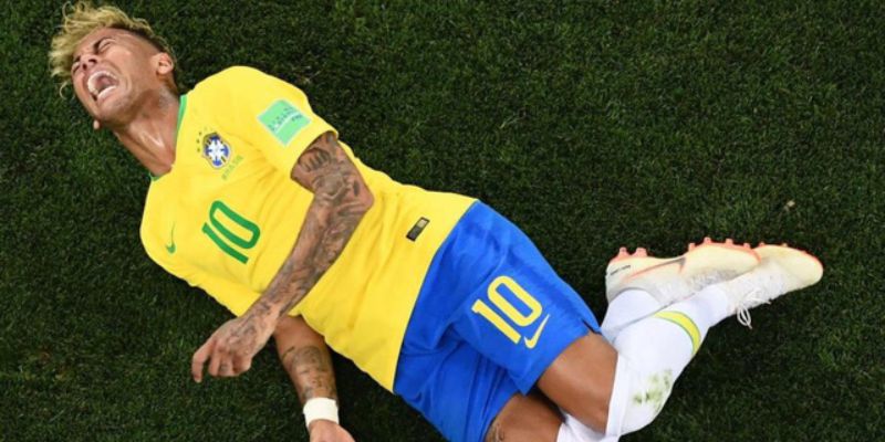 Neymar từng nhận thẻ vàng vì “ăn vạ” câu giờ